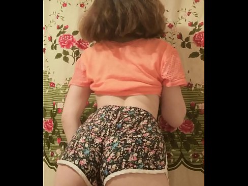 ❤️ Sexy ung babe tar av seg shortsen på kamera Sexvideo hos oss ❌️❤