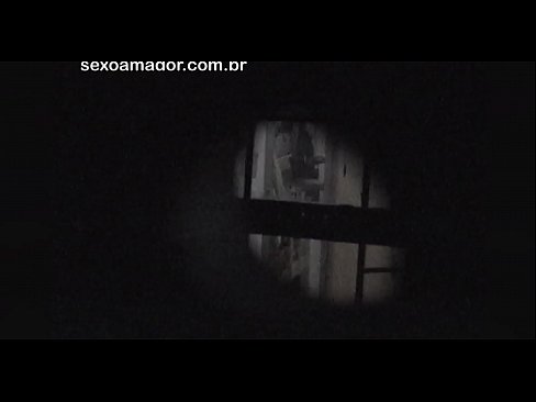 ❤️ Blondie blir i hemmelighet filmet av en nabolagsvoyeur gjemt bak hule murstein Sexvideo hos oss ❌️❤